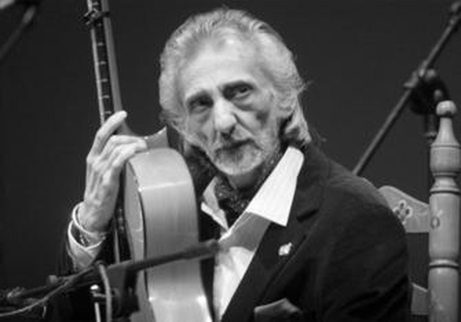 Quino, con su amada guitarra, durante el homenaje que recibió el pasado 30 de abril.