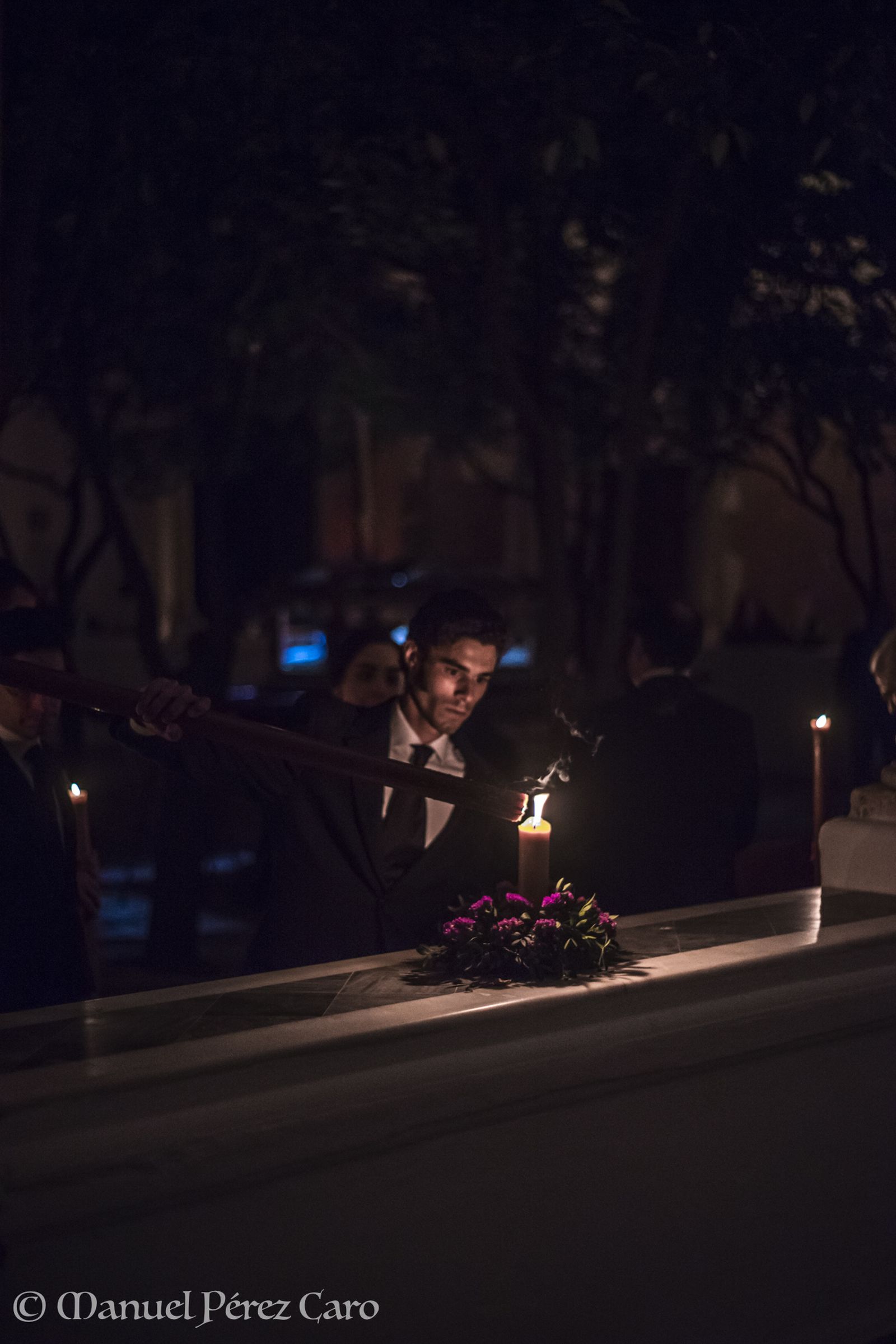Sólo los cirios alumbran el patio