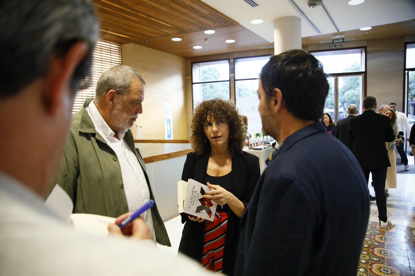 Carmen Mola presenta su libro "El clan" en la Casa de las mariposas de Almería, en imágenes