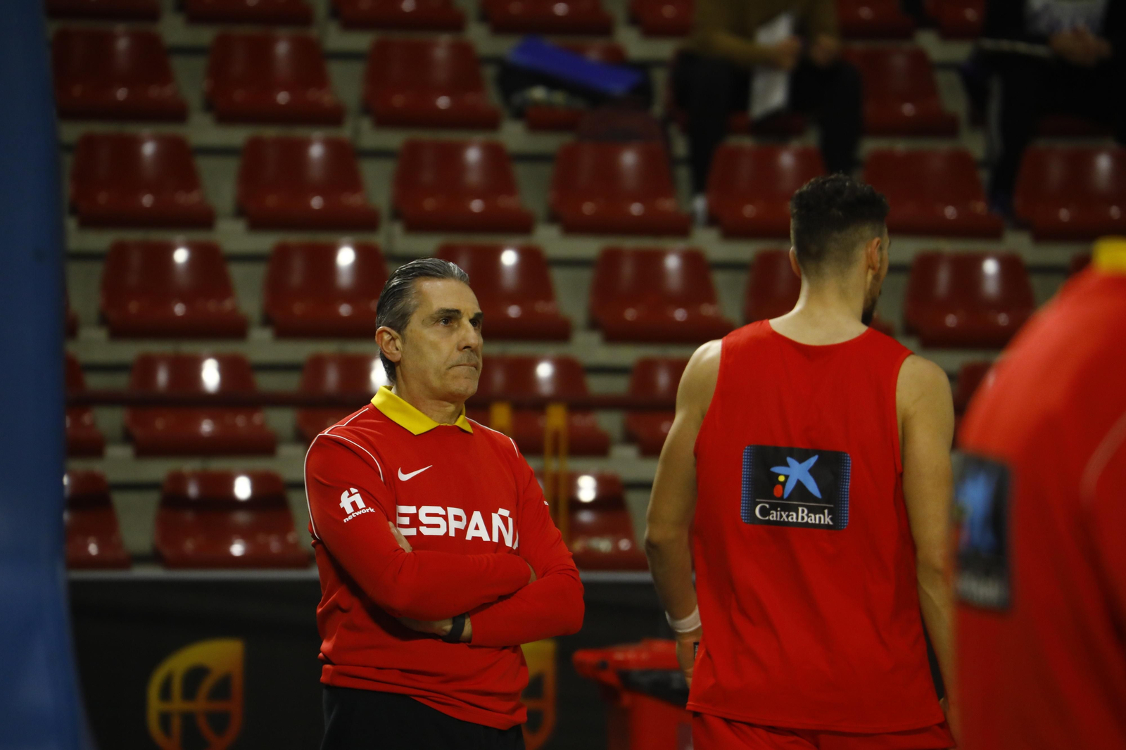 Sergio Scariolo, seleccionador nacional, atento a la evolución del entrenamiento.