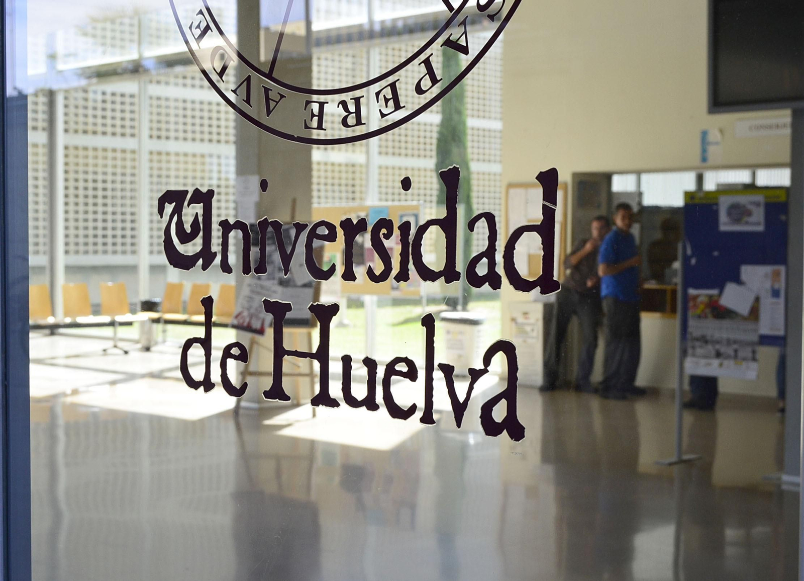 Una profesora sevillana denuncia que la Universidad de Huelva le impide acceder a una plaza bajando de categoría