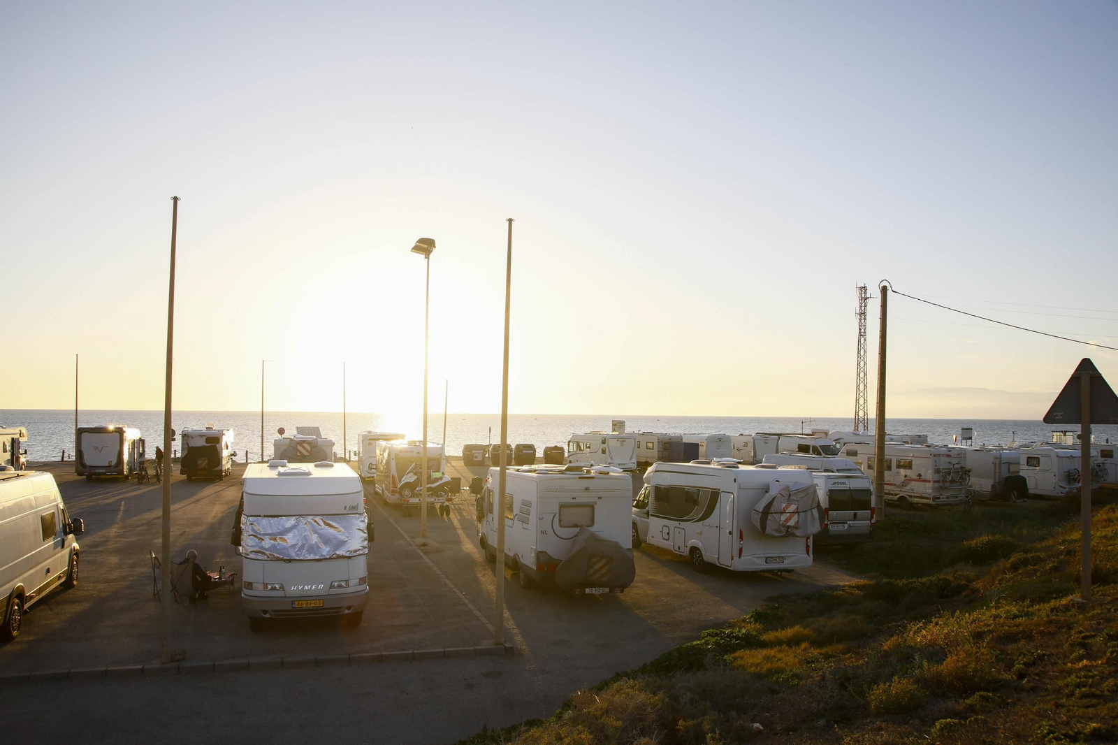 Autocaravanas estacionadas en la playa de Cabo de Gata, en imágenes