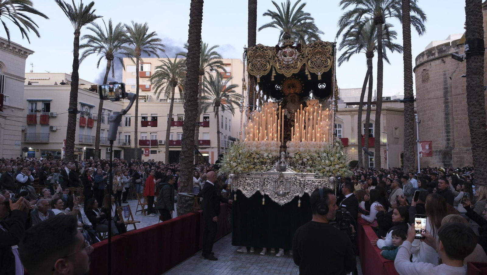 Estudiantes en la Semana Santa de Almería 2025