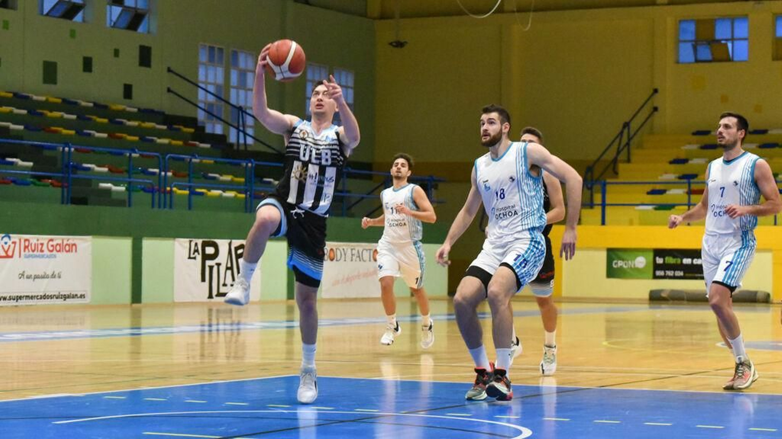 El gibraltareño Thomas Yome entra a canasta durante el último ULB-Marbella