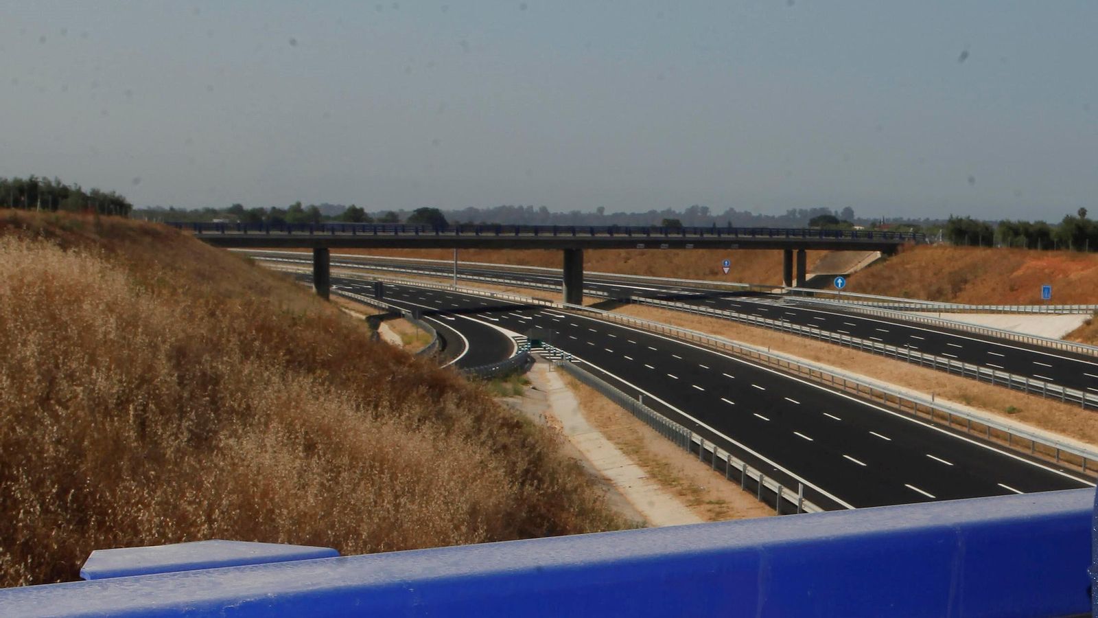 La SE-40 a su paso por Palomares del Río.