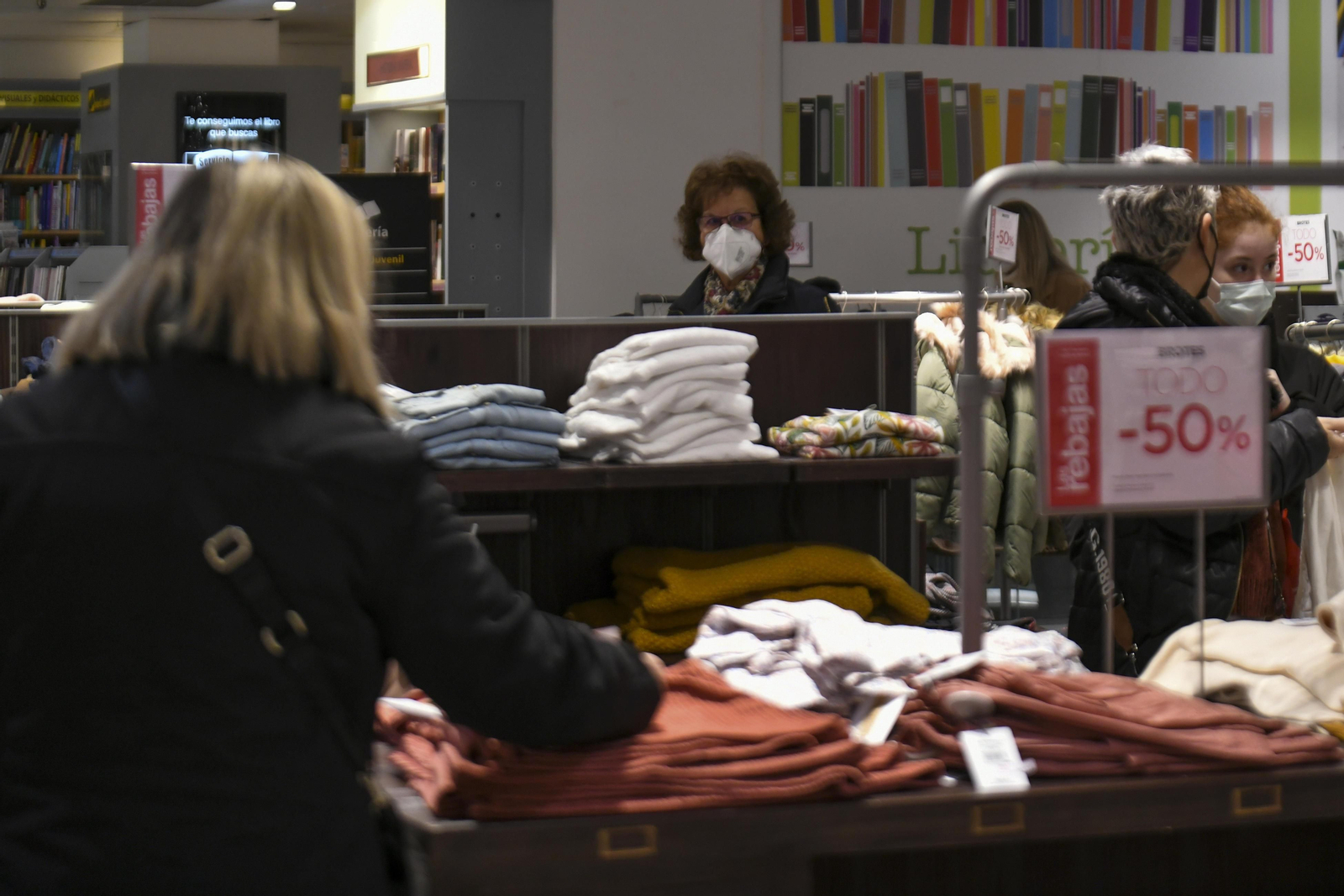 Fotos: el inicio de las rebajas en el Corte Inglés de Granada