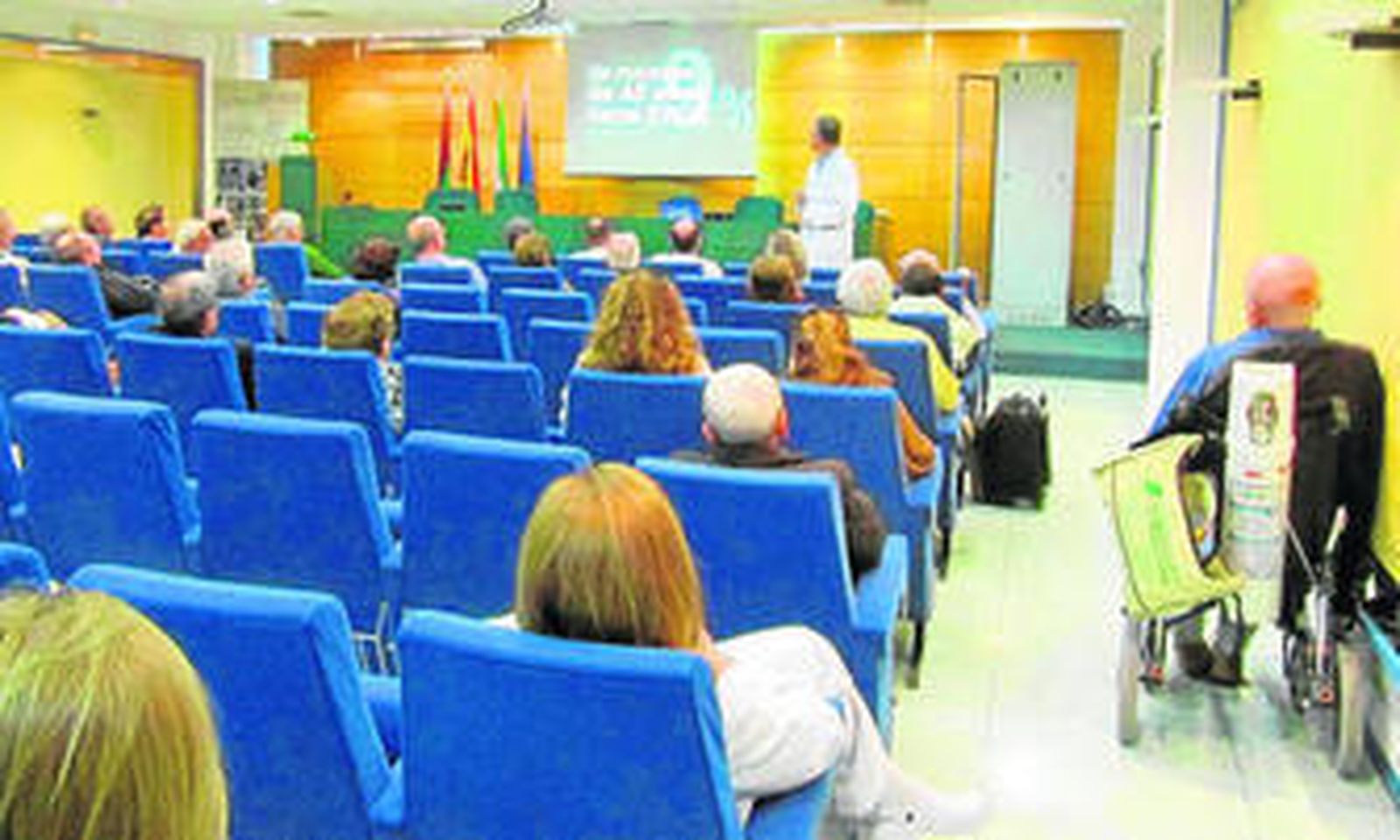 Pacientes, familiares y sanitarios en la primera sesión del Aula Respira.