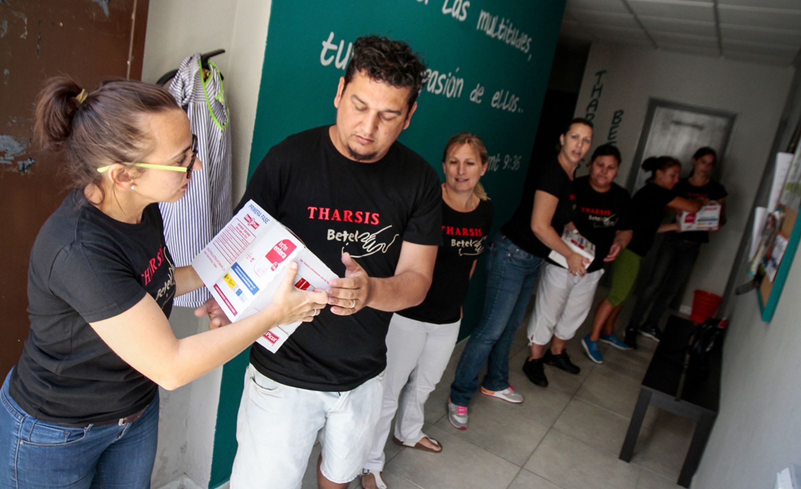 Manuel Martín, vicepresidente de Tharsis Betel, sostiene una caja de leche en una recogida de alimentos el pasado verano.