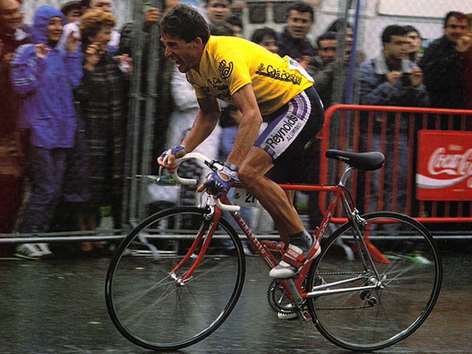 El ciclista Pedro Delgado en el transcurso de la Vuelta a España a mediados de los años 80, con el maillot de líder.