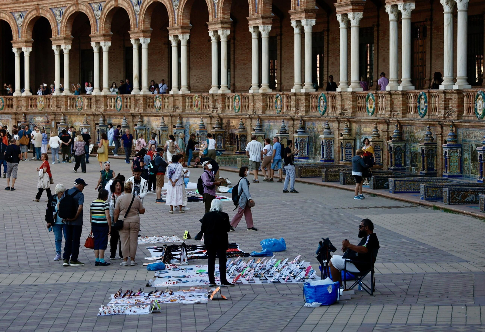 Varios puestos de venta ambulante ilegal en la Plaza de España.