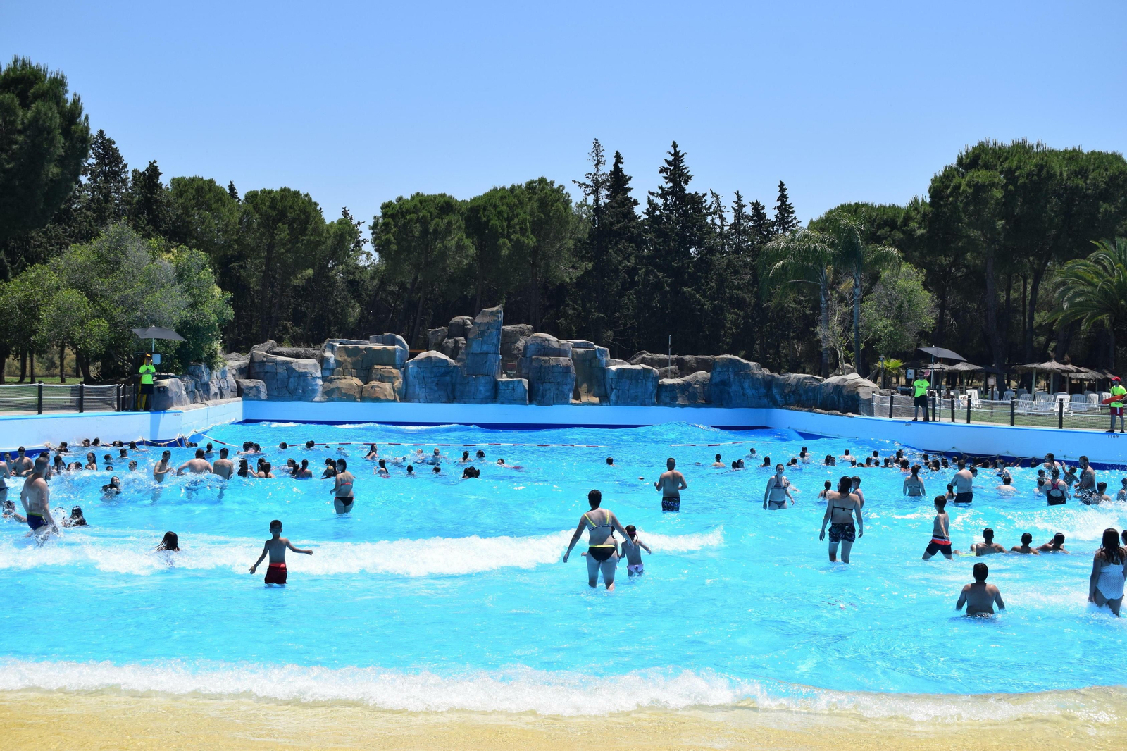 Gran piscina de olas de Aquopolis.
