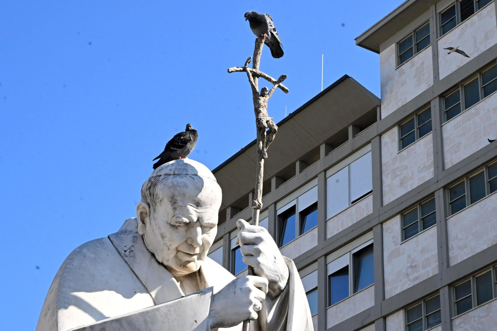 El hospital Gemelli con la estatua del Papa Juan Pablo II en primer plano
