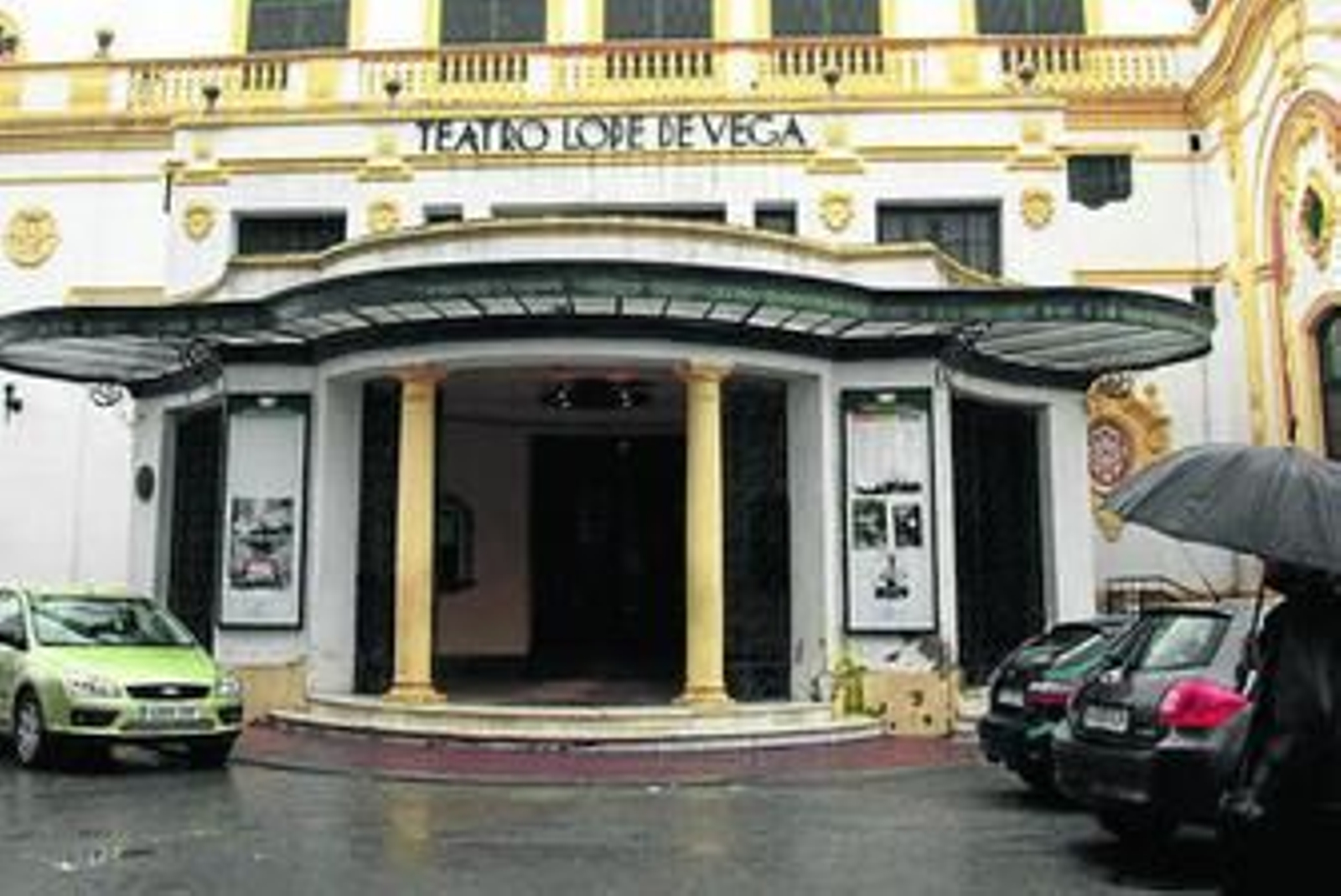Entrada principal del teatro sevillano.