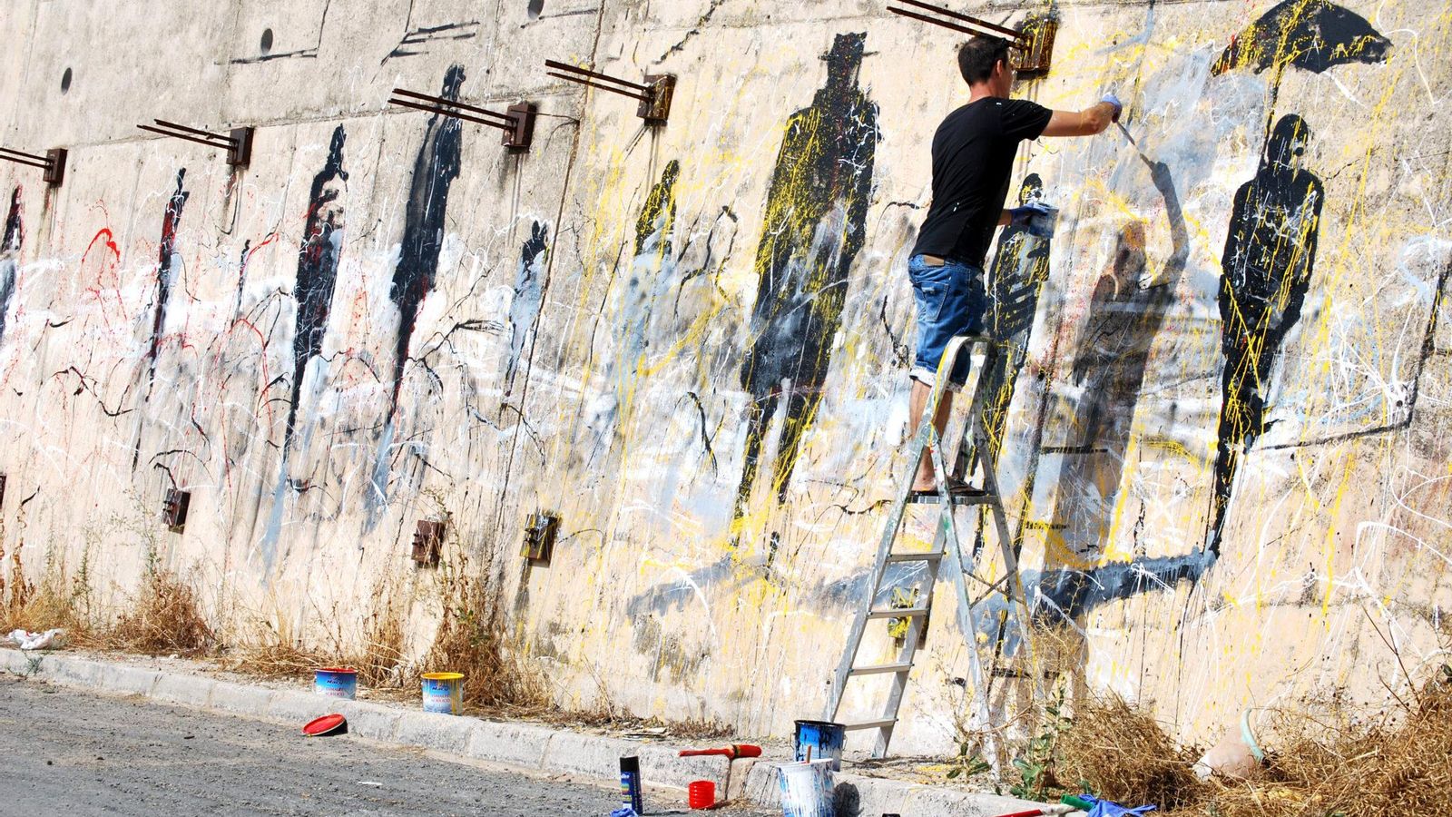 Yoel Bullaudy durante la realización de su obra mural 'Proyecciones'.