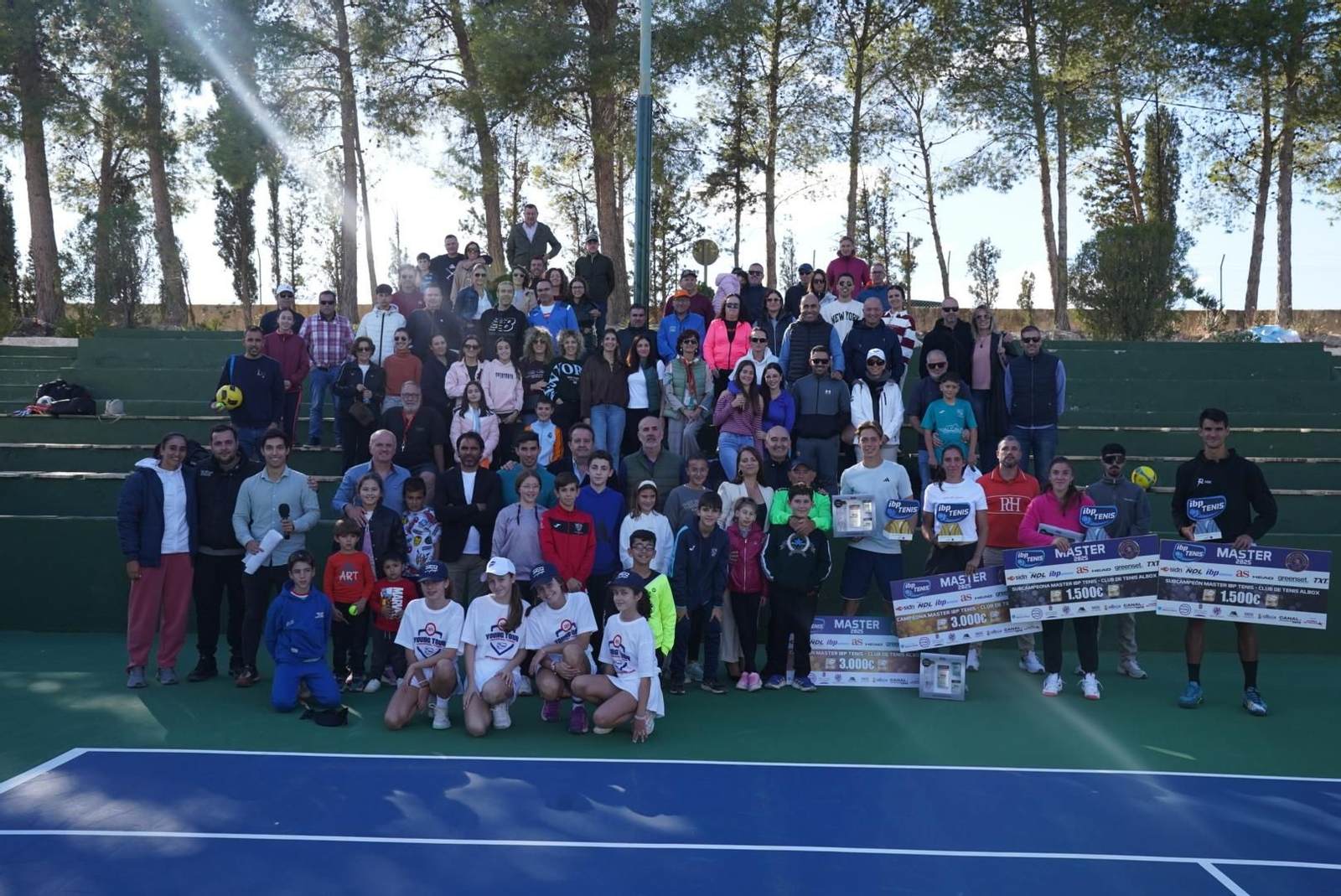 Foto de familia con los deportistas y el equipo del torneo.