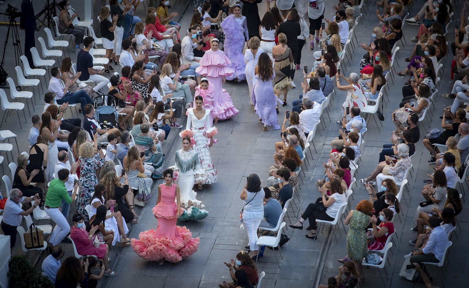 El desfile de moda flamenca de la Avenida de la Constitución, en imágenes