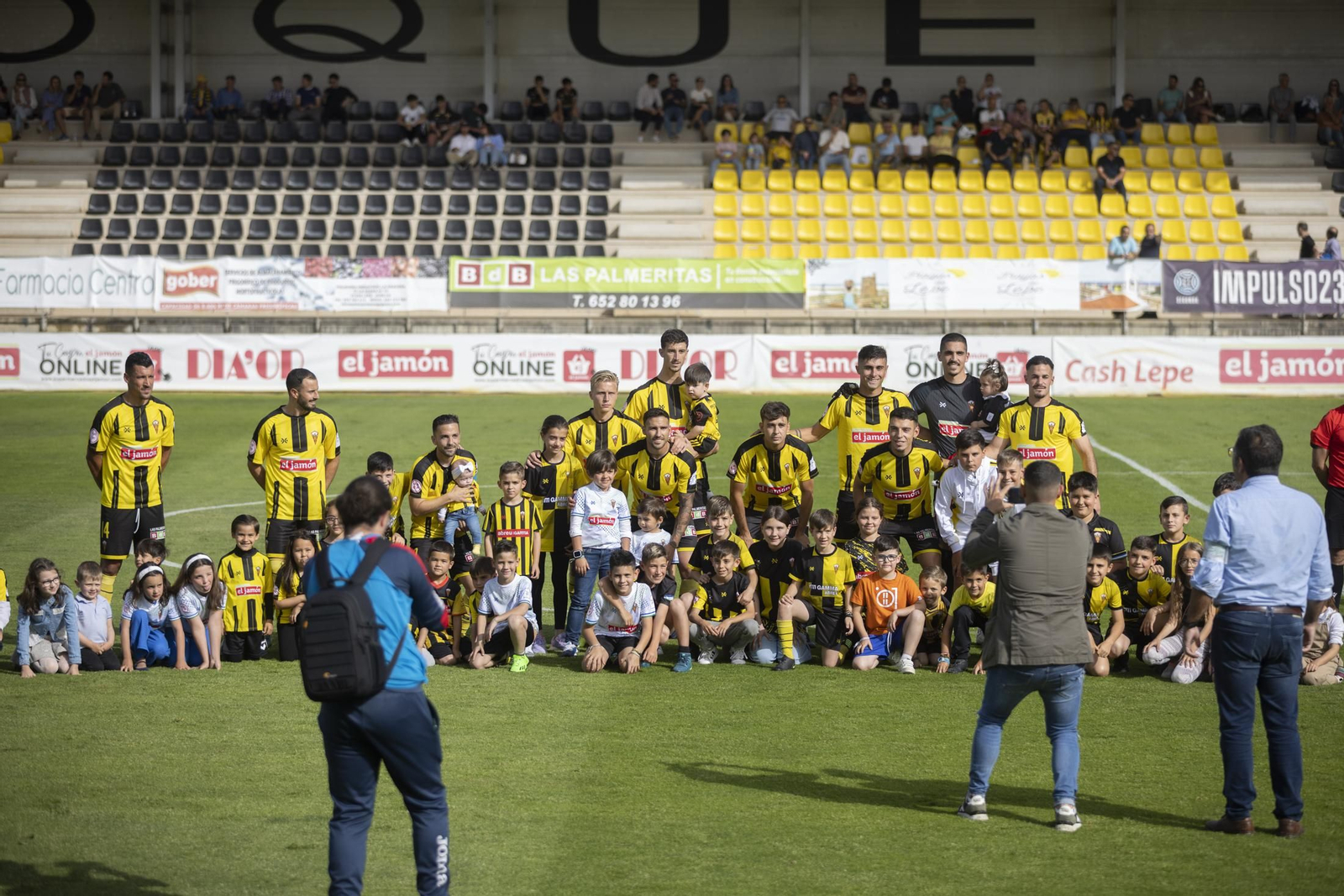 Imágenes del partido entre el San Roque de Lepe y el Atlético Sanluqueño