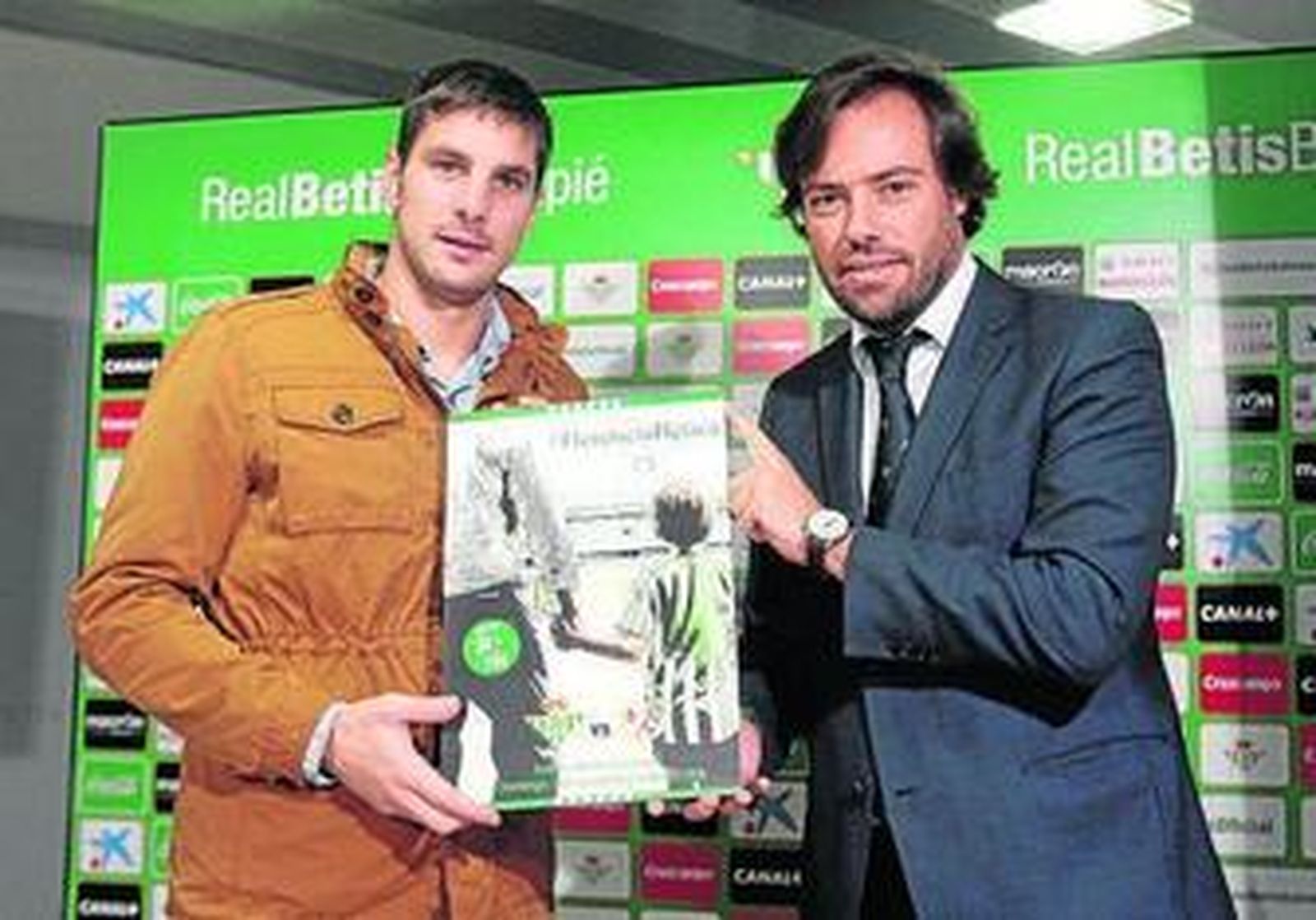 Sara e Ignacio Lasa, con el cartel promocional del domingo.