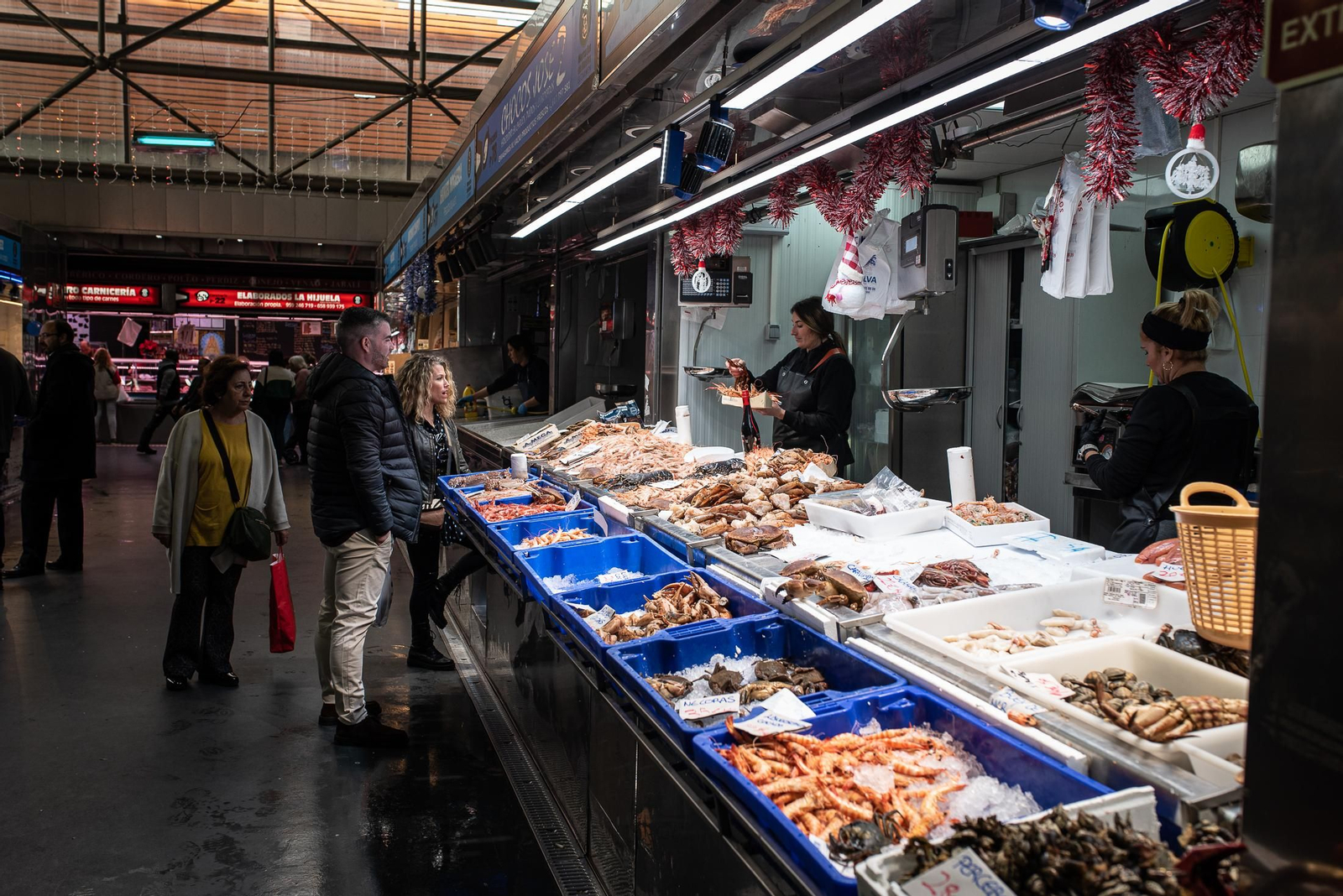Las últimas compras en el Mercado del Carmen antes de Navidad, en imágenes