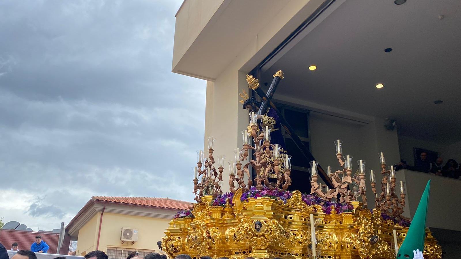 El Nazareno del Perdón de la cofradía de Nueva Esperanza sale de su casa hermandad.