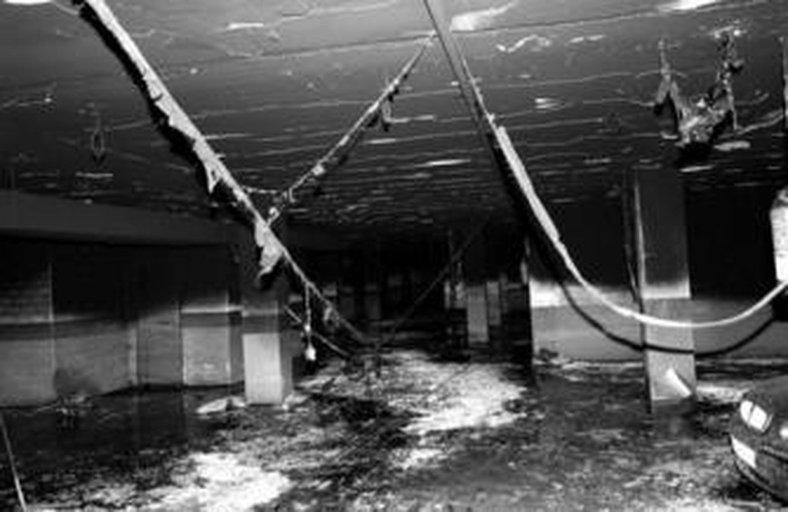 Las llamas, que se iniciaron bajo el bloque 8, devastaron las tuberías y los revestimientos de la cochera.