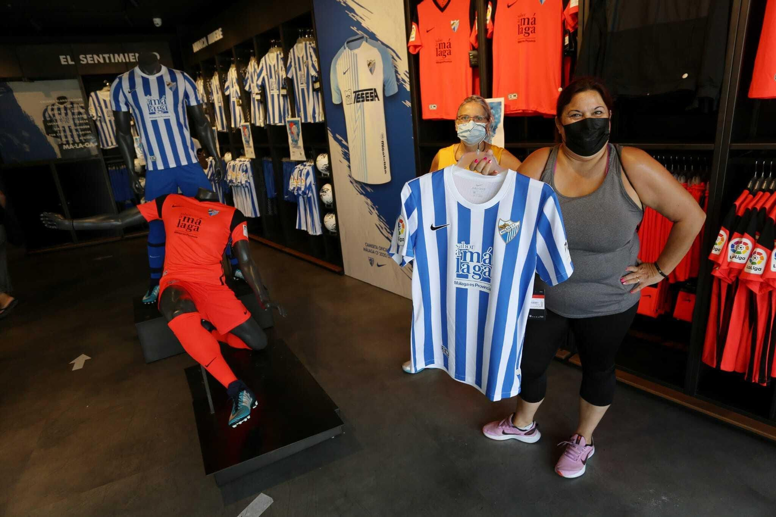 Galería: Los malaguistas, a la caza de la nueva camiseta