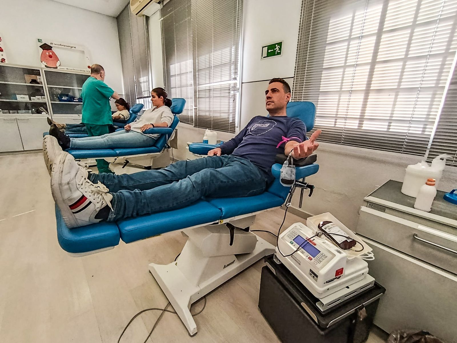 Personas llegadas de toda Andalucía donan sangre en Córdoba para los afectados de la tragedia, en fotografías