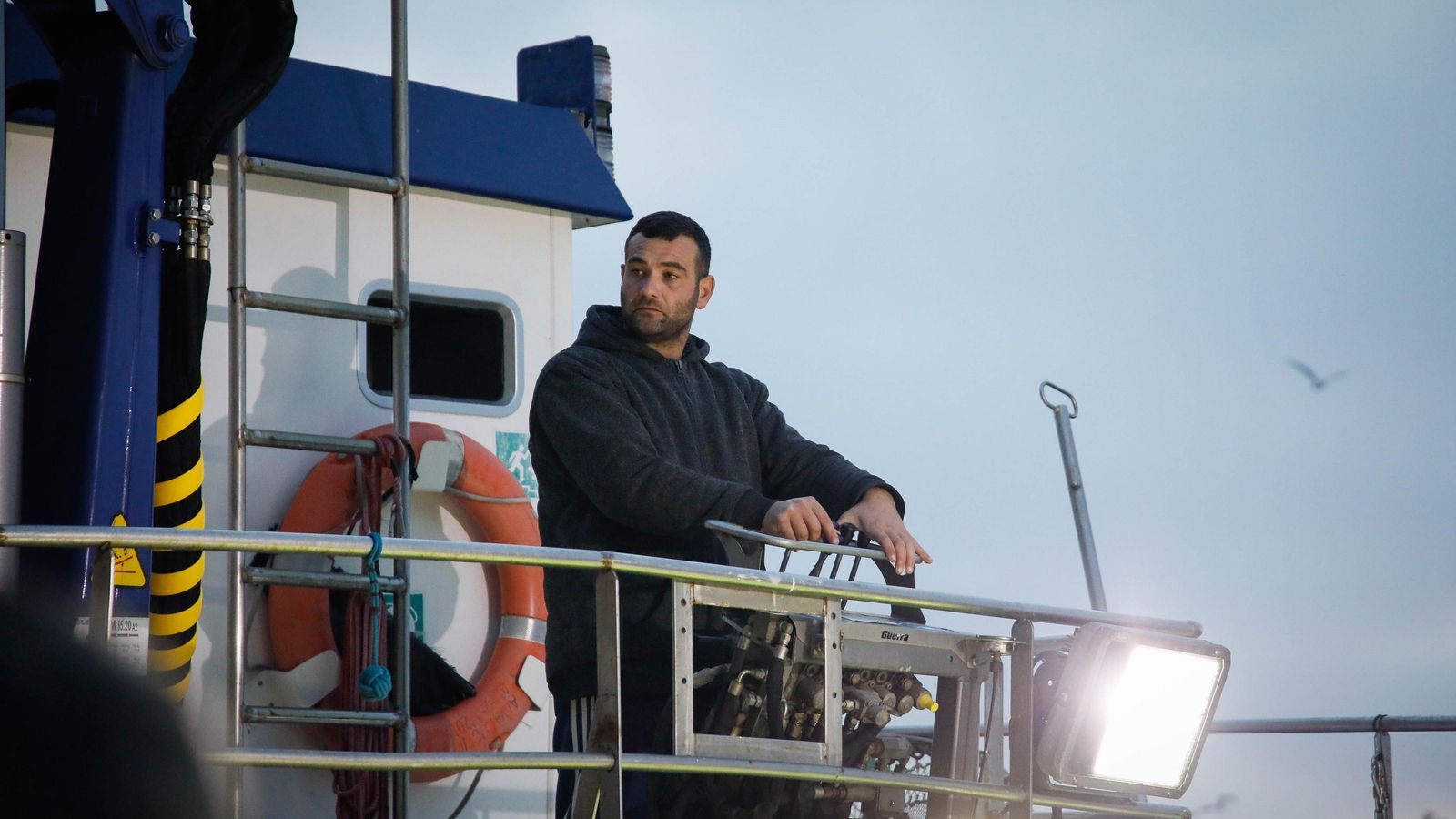 Rubén mira recién llegado al puerto.