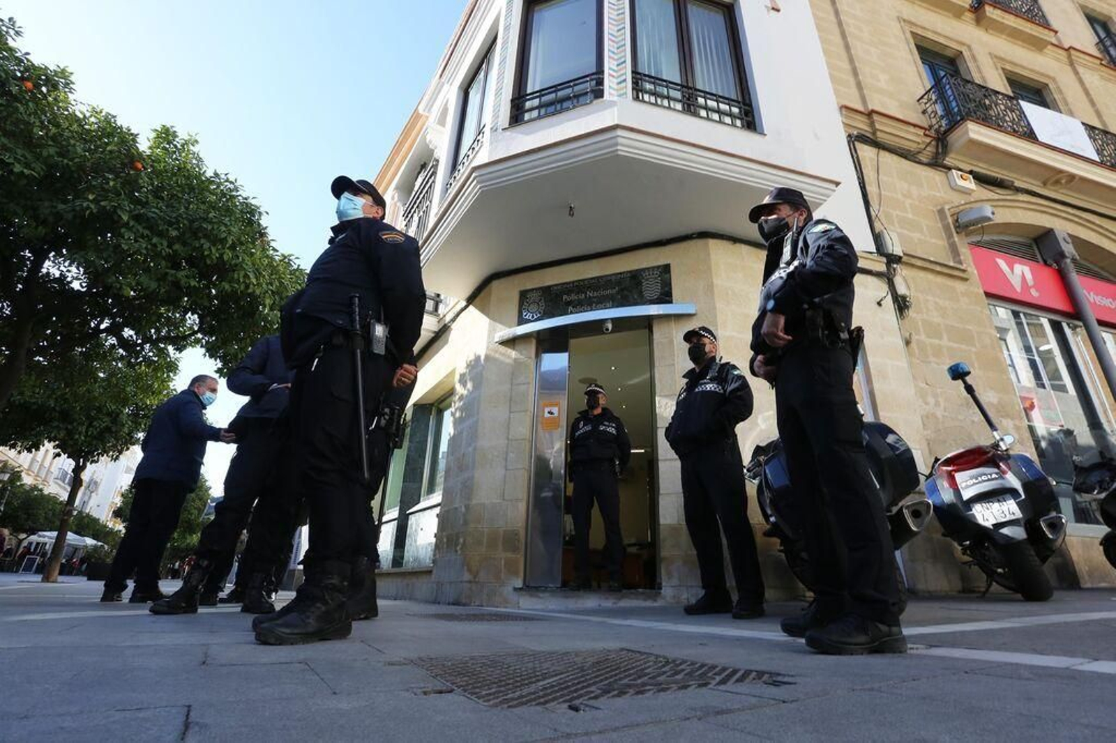 Agentes de la Policía Nacional y Local en la Oficina Conjunta de la calle Larga