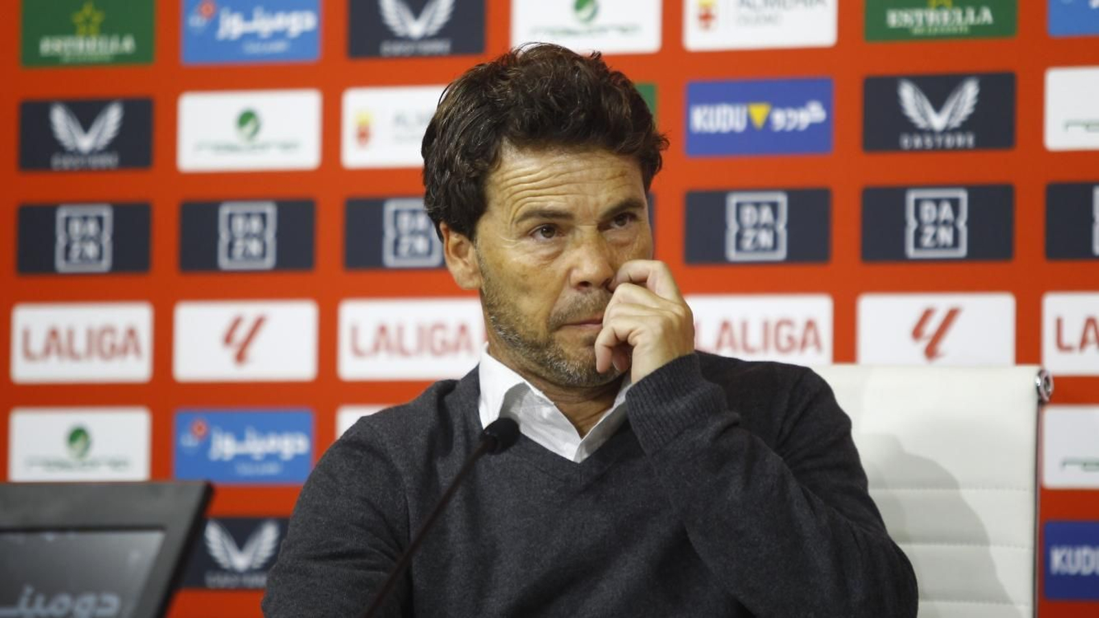 El técnico rojiblanco escucha una pregunta en sala de prensa.