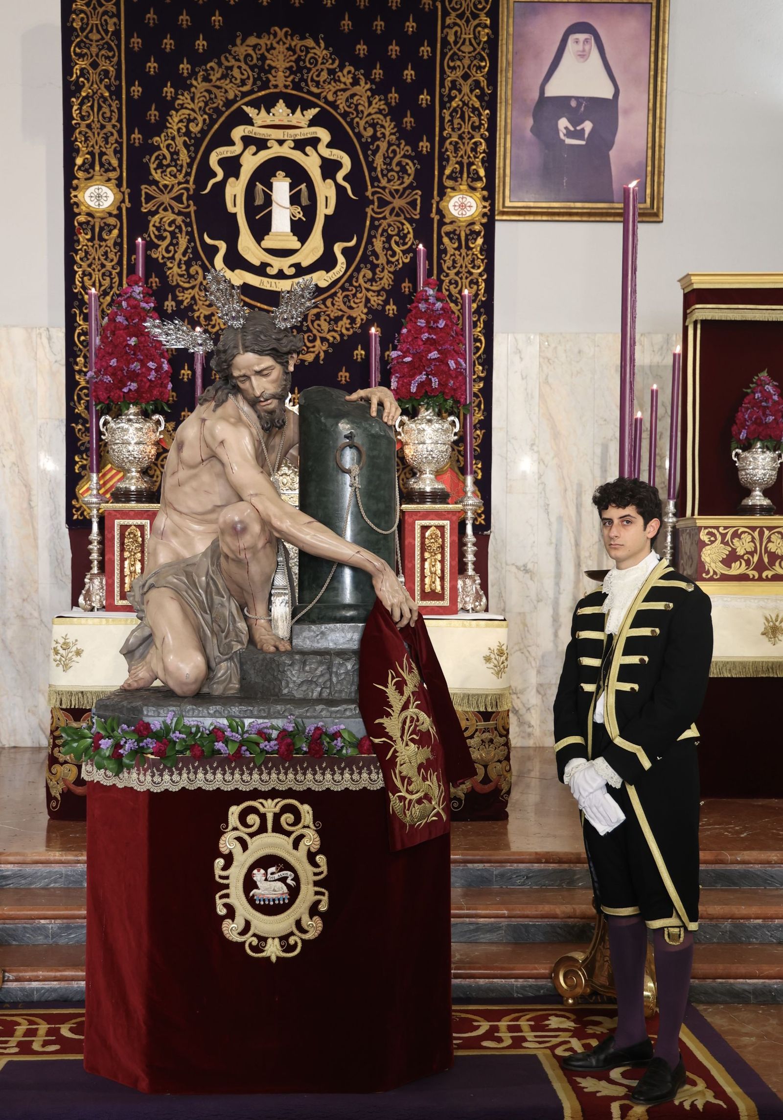 Primer besamanos al Santísimo Cristo de la Púrpura de la Hermandad de las Cigarreras