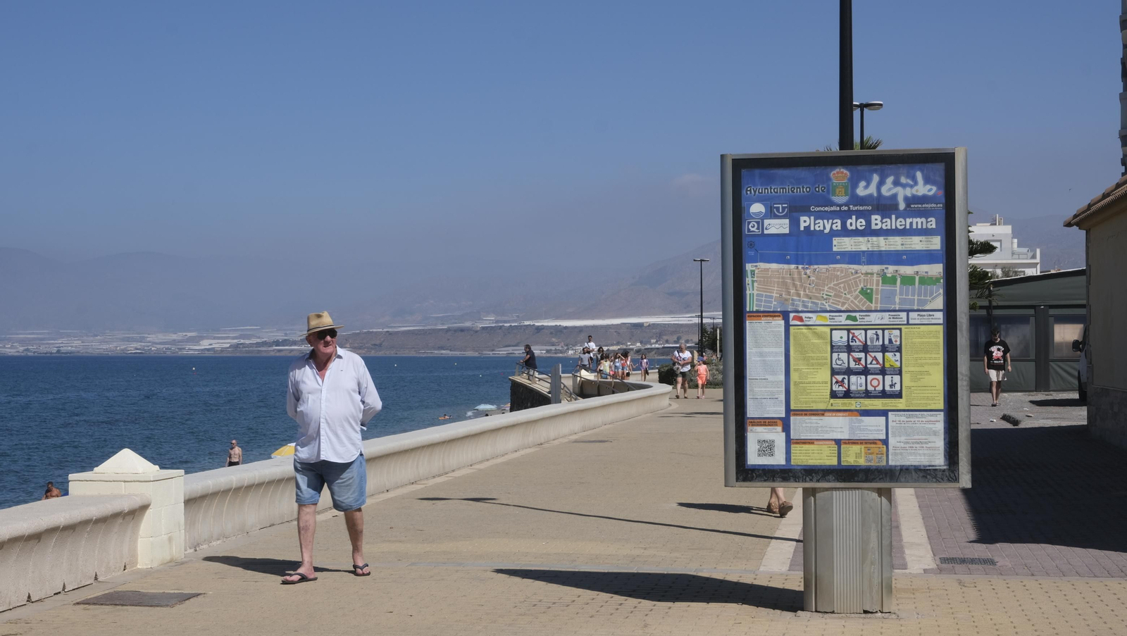 Imágenes de la manifestación en Balerma por el deterioro de la playa