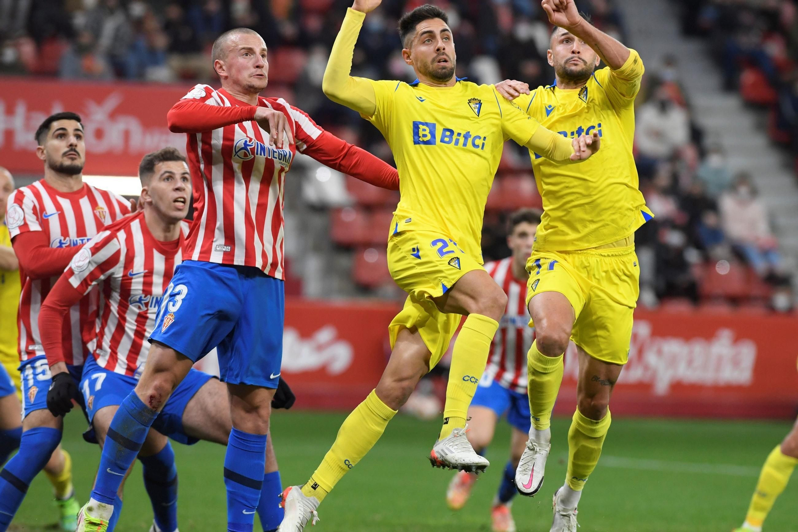 Una jugada en un partido entre el Sporting y el Cádiz. Una jugada en un partido entre el Sporting y el Cádiz.