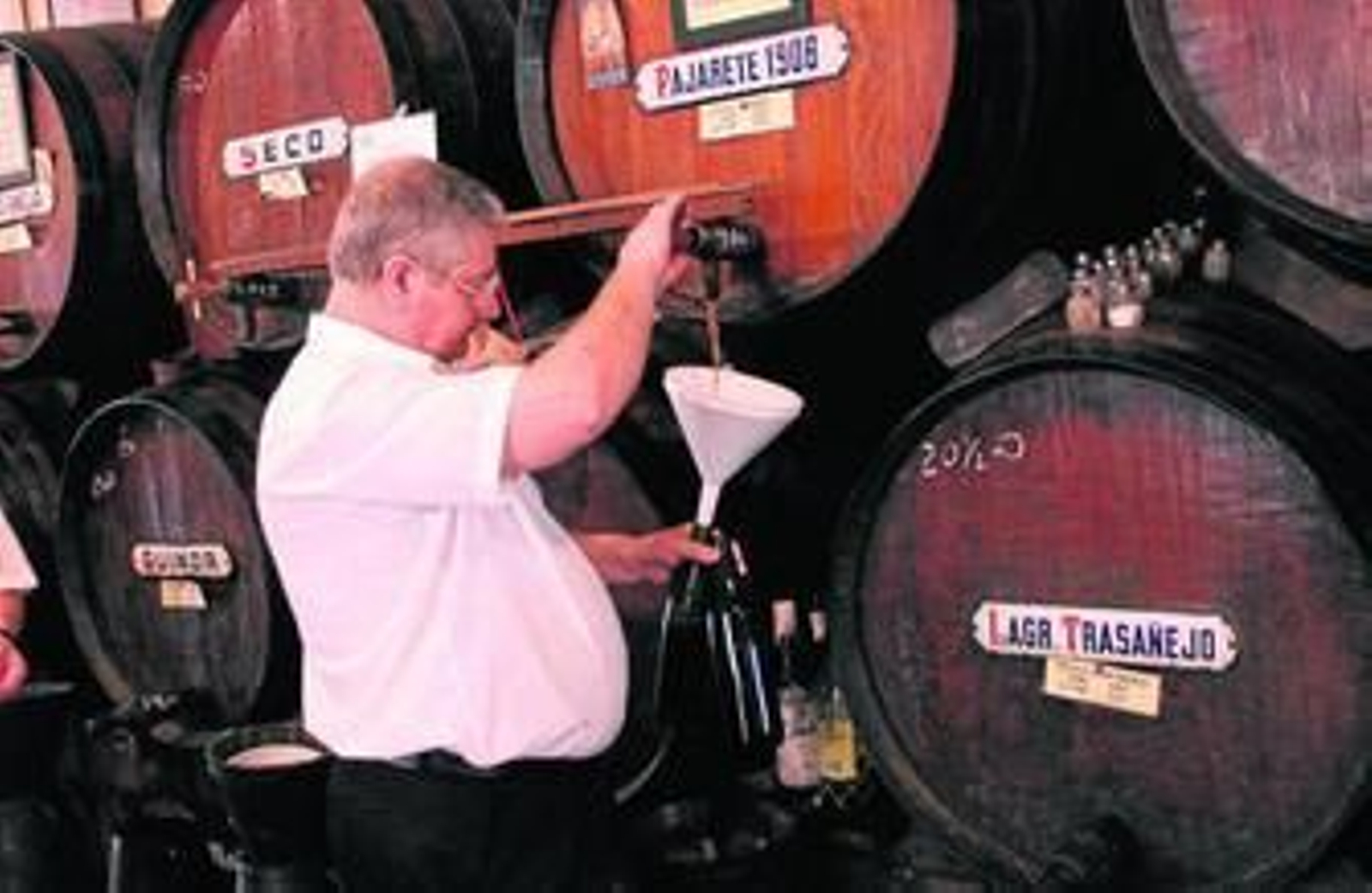 El vino se sigue sirviendo y vendiendo a granel en esta taberna.