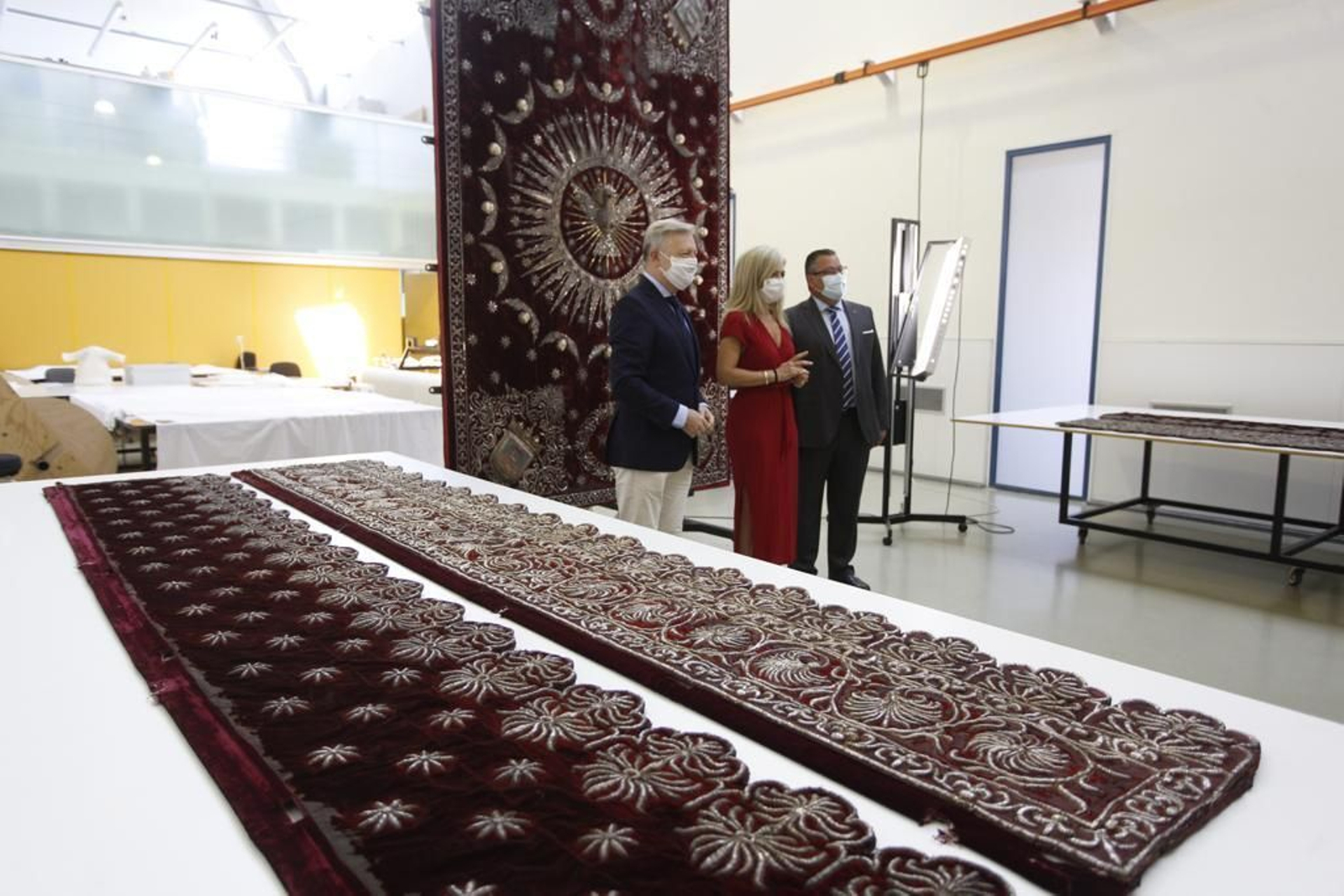 Parte de las piezas del palio del Valle en el IAPH.