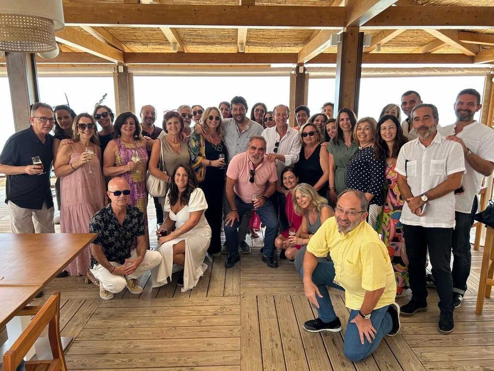 El homenajeado Fabián Santana con un grupo de compañeros de la Diputación Provincial, durante el homenaje con motivo de su próximo traslado profesional a Chiclana de la Frontera.
