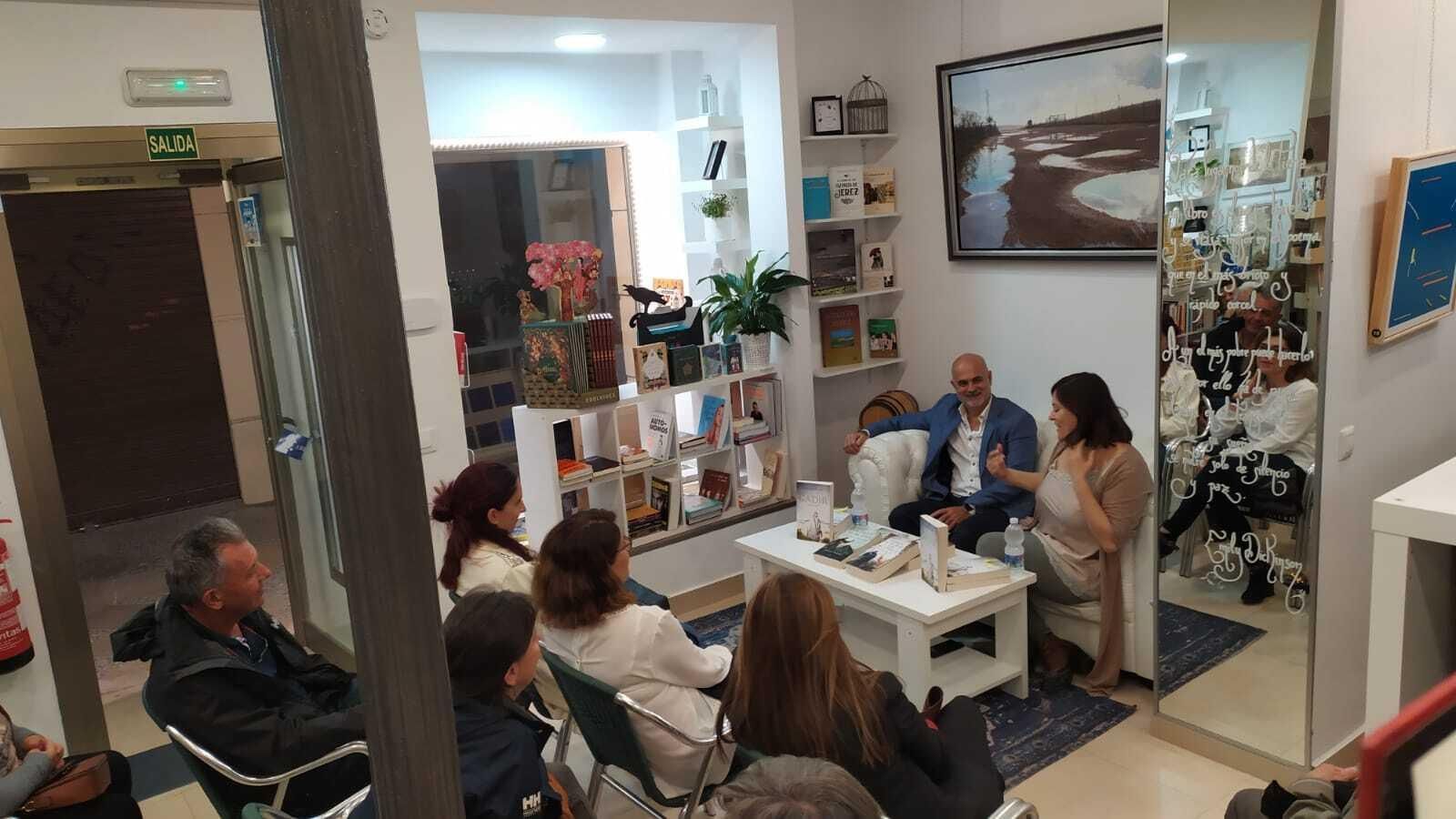 Juan Luis Pulido con Margarita Lozano en Algarve Libros.