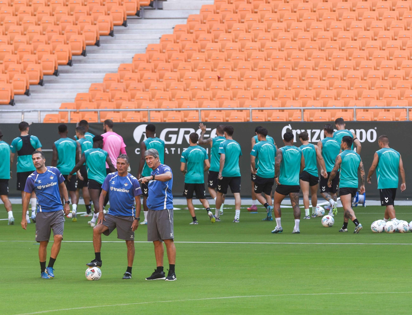 Imágenes del primer entrenamiento del Betis en el Estadio de la Cartuja