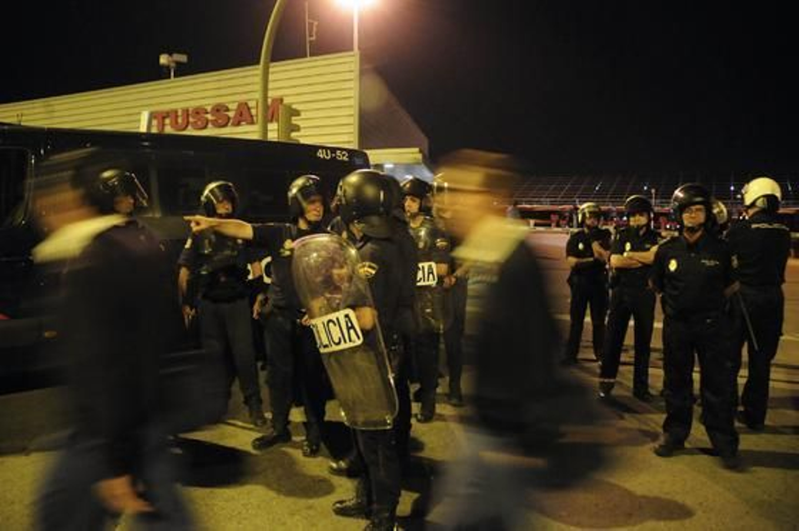 Piquetes informativos de UGT y CCOO gritan a los conductores de autobuses urbanos de Sevilla que salen de las cocheras de Tussam. 

Foto: Juan Carlos Vázquez