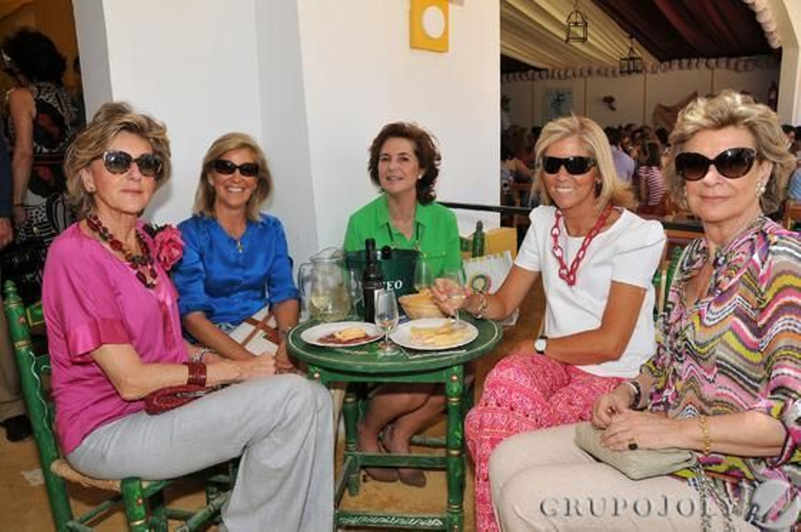 Pilar Alvear, Marita Picardo, Susana Gómez, Lucía Picardo y Almudena Maldonado en la caseta de este periódico.

Foto: Manuel Aranda