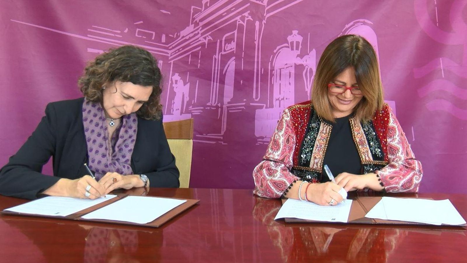 Elena Amaya y Carmen Romero firman el acuerdo de colaboración