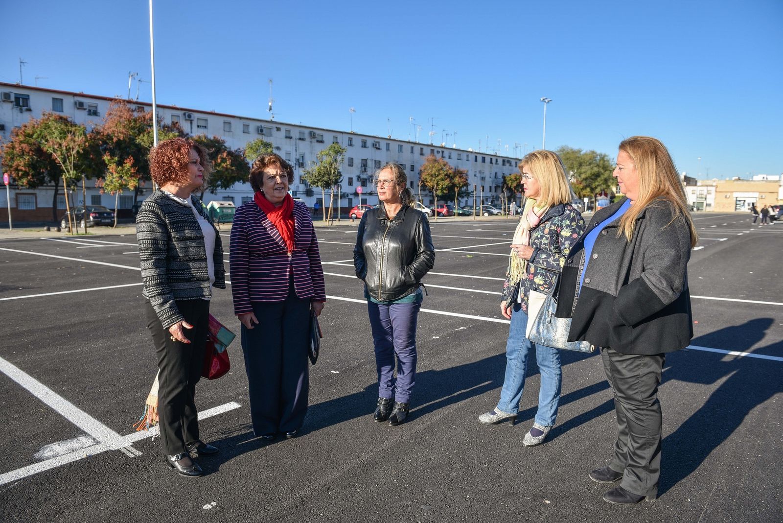 Las concejales Adela Castaño y Carmen Castreño visitan el solar del mercadillo.