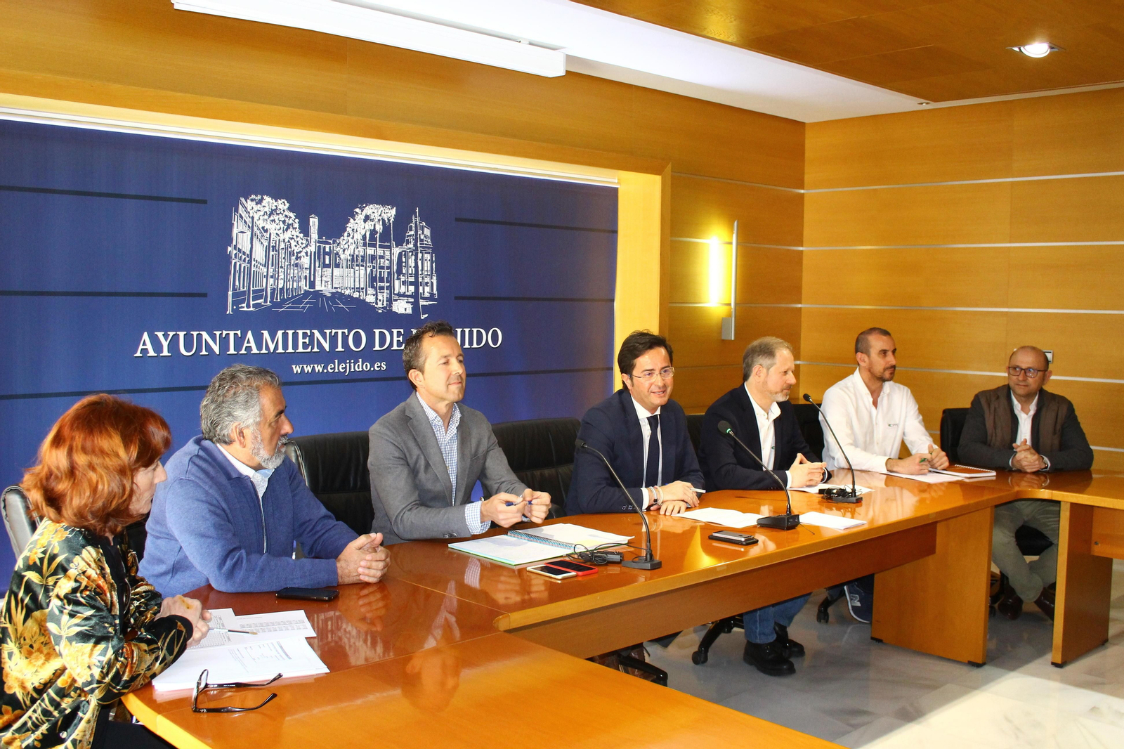 Los representantes municipales y las empresas participantes, durante la presentación pública del plan biológico.