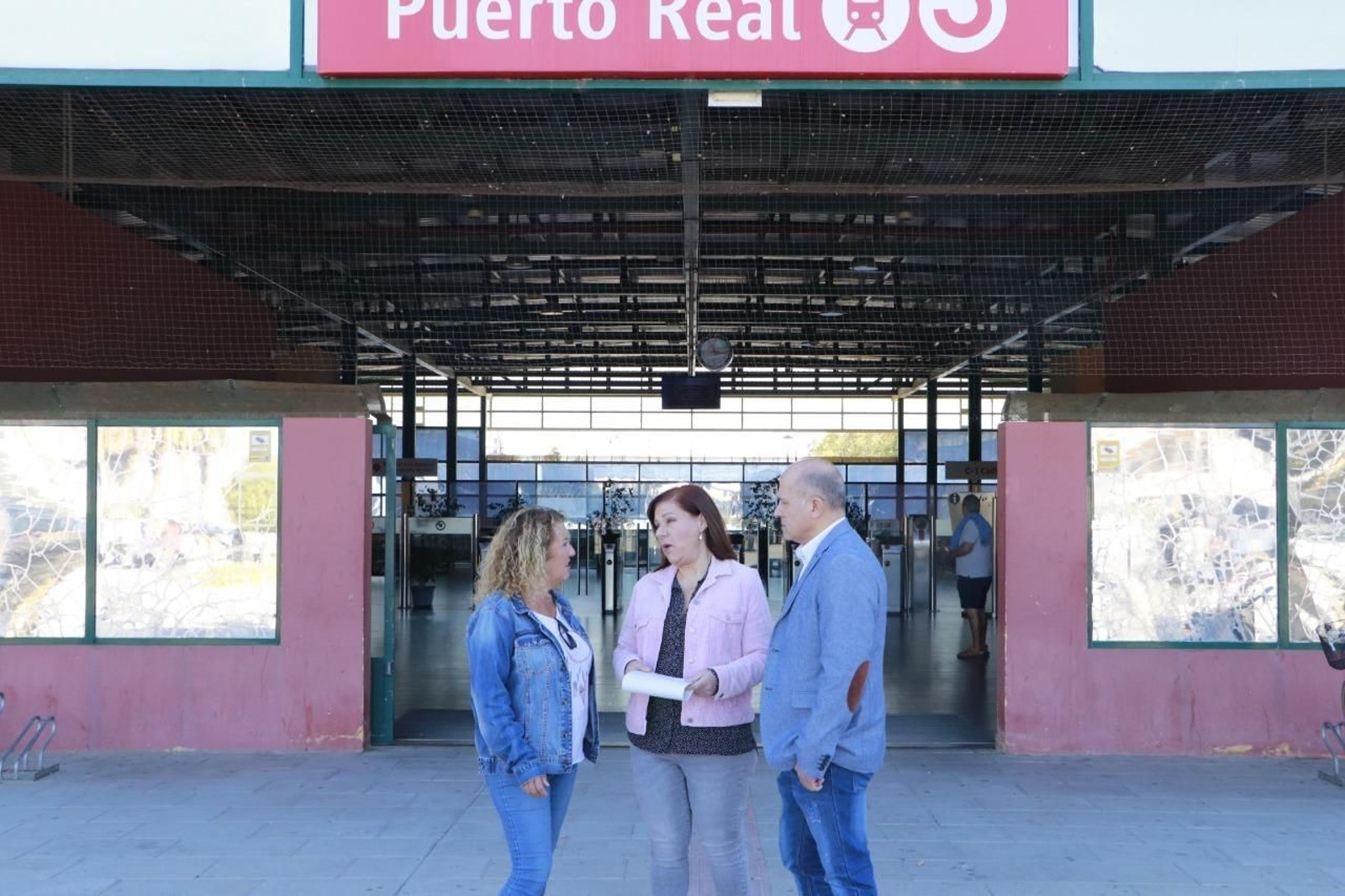 Ascensión Ruiz (en el centro) junto a otros miembros de Unidas Podemos