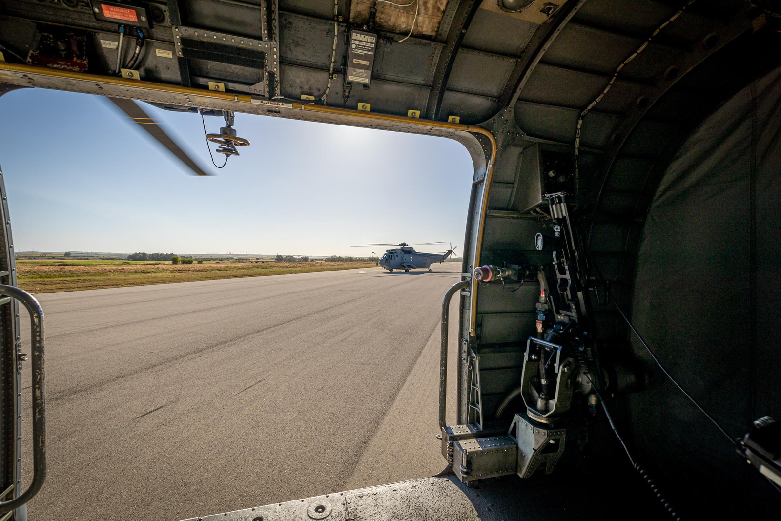 Imágenes del vuelo de despedida de los 'Sea King'  de la Quinta Escuadrilla de la FLOAN de la Armada por la Bahía de Cádiz