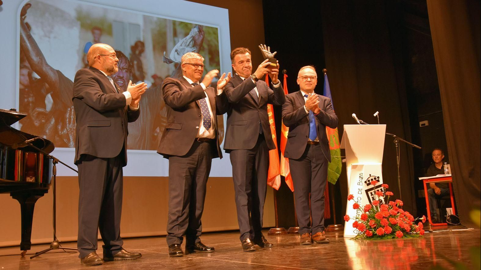 Jesús Samaniego recibe el Premio Cascamorras en Baza