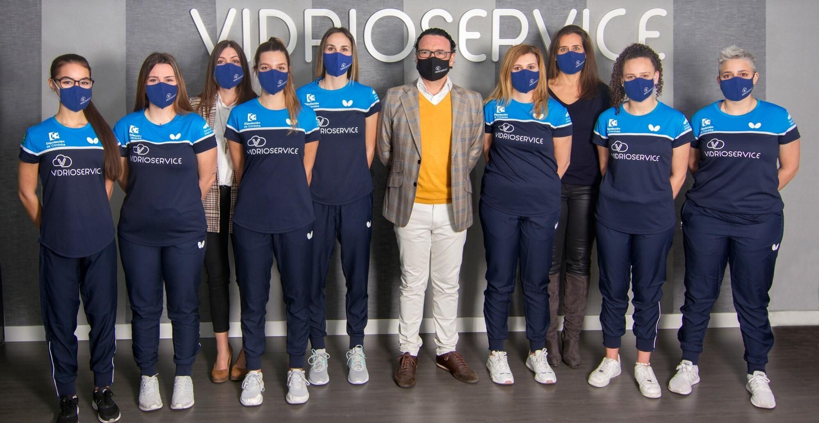 Las jugadoras del Priego Mujer y Progreso, con los responsables de Vidrioservice.