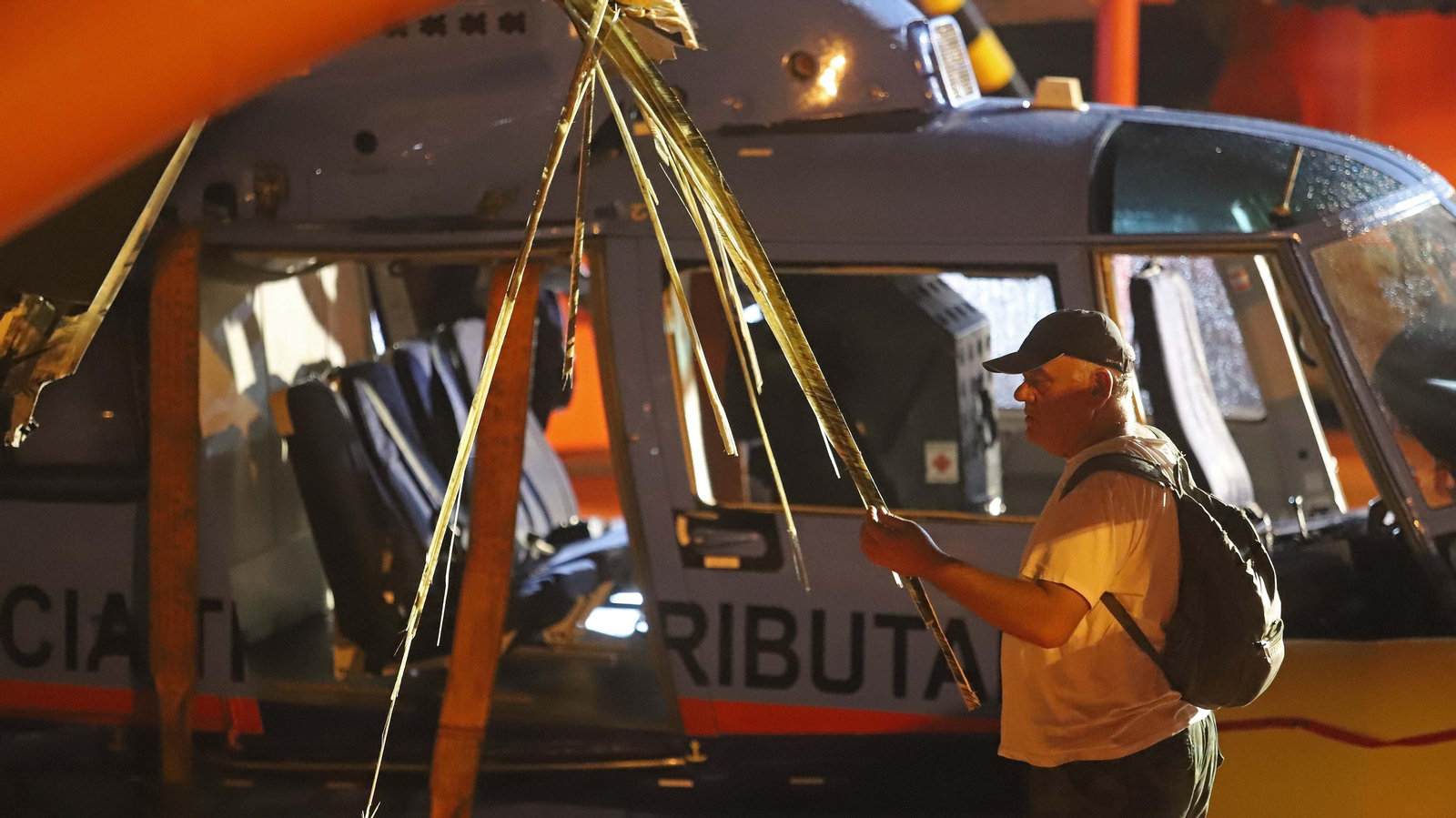 Fotos del traslado a Algeciras del helicóptero de Aduanas accidentado