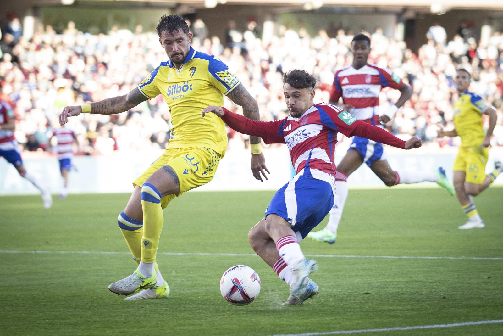 Rodelas intenta el centro en el duelo de la pasada temporada en Los Cármenes.