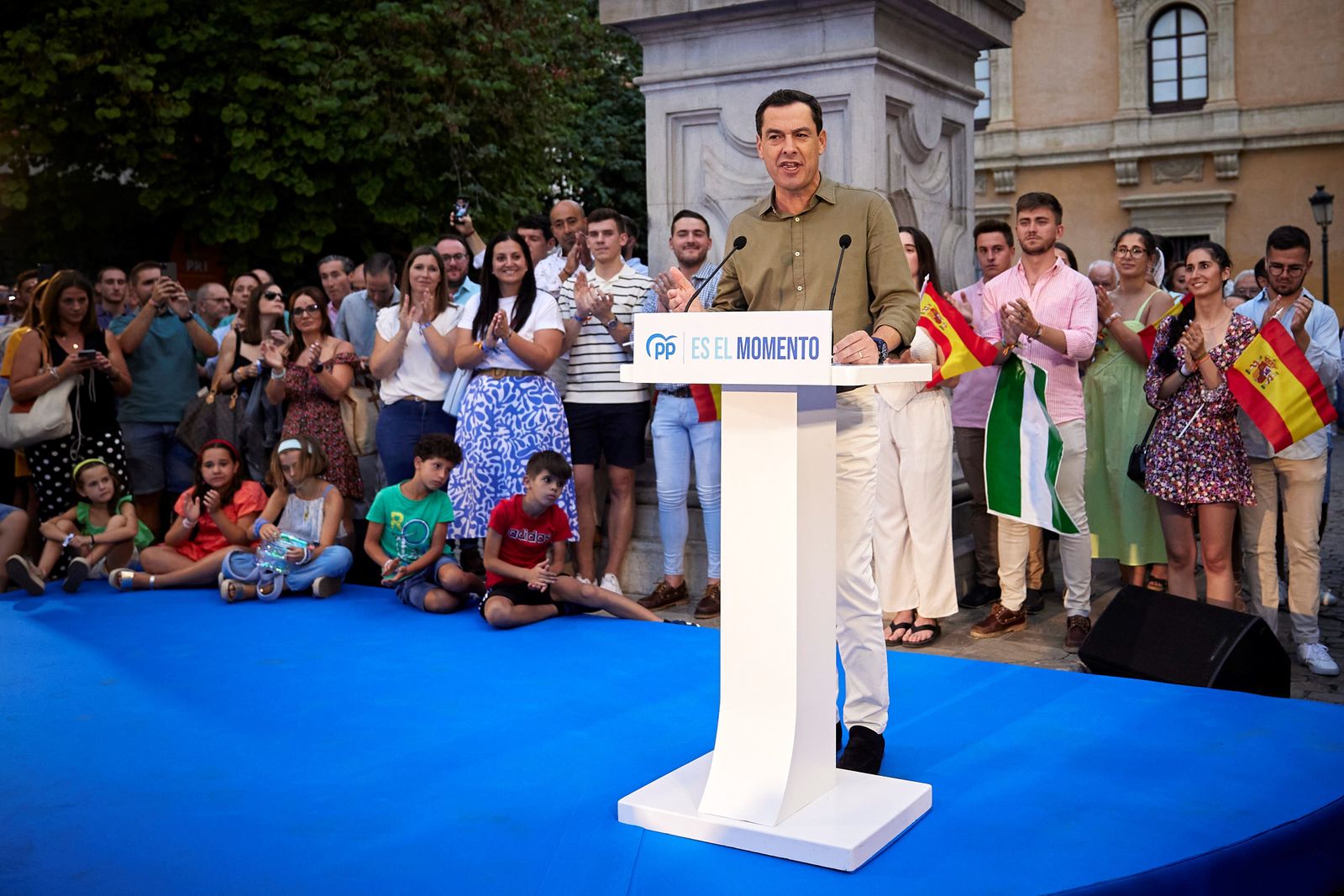 Juanma Moreno durante su cierre de campaña en Granada